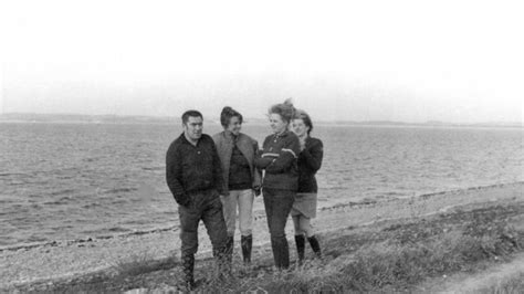 Zdjęcie historyczne przedstawiające cztery osoby (Gienek, Anna Strzebonska, Basia Kozak, Krysia Golik) nad Jeziorem Otmuchowskim, jesienią 1972 roku