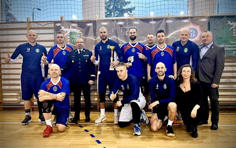 zdjęcie drużyny OSP Dalików z pucharem