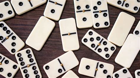 Zdjęcie przedstawiające komplet kamieni do gry w domino typu 