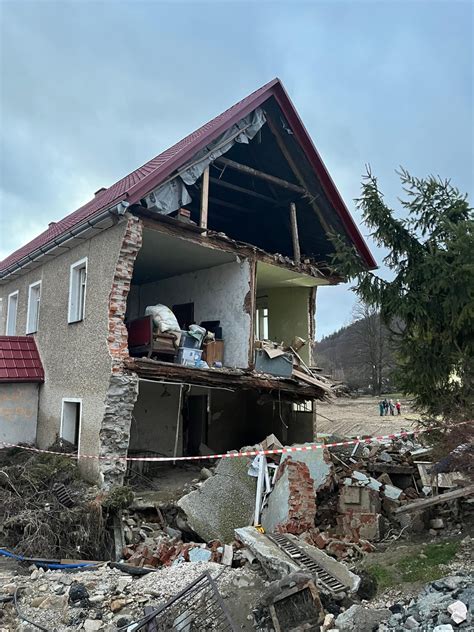 Zniszczone po pożarze drewniane domy na Bojarach
