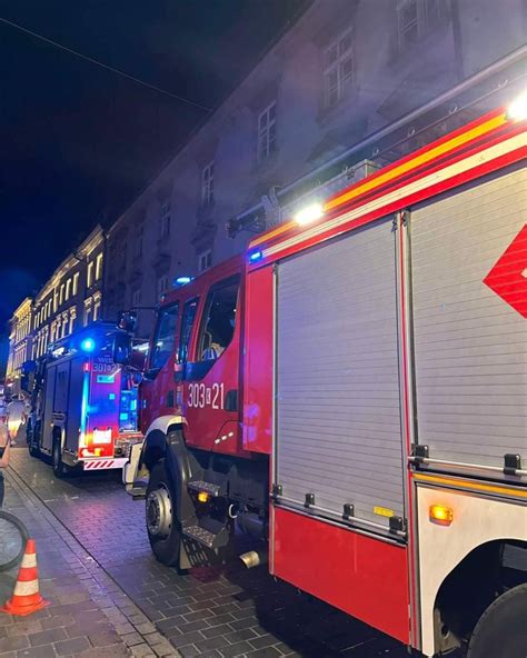 Nocna akcja gaśnicza płonącego samochodu na ulicy Lipowej w Kaliszu