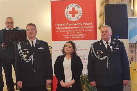 Strażak OSP w mundurze z odznaką honorowego dawcy krwi