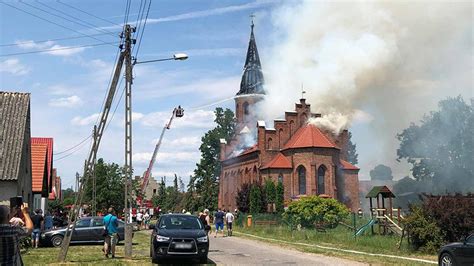 Tematyczne zdjęcie kościoła w Lutolu Suchym przed pożarem
