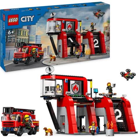 Ilustracja przedstawiająca szczegółową remizę strażacką LEGO z różnymi pojazdami