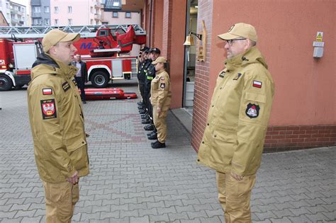 Zdjęcie lokalnego przedsiębiorcy przekazującego darowiznę strażakom