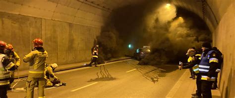 Scena z ćwiczeń ratowniczych w tunelu pod Martwą Wisłą, symulacja wypadku i pożaru z udziałem pozorantów i pojazdów służb.