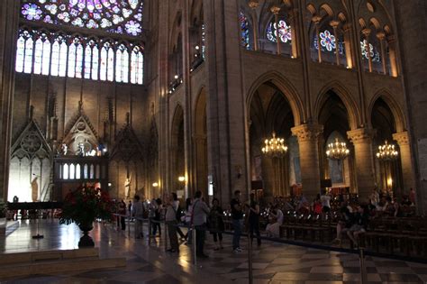 Zabytkowe ryciny przedstawiające Katedrę Notre-Dame w Paryżu przed pożarem