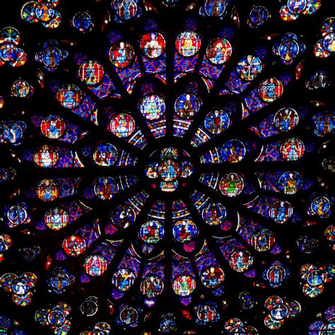 Gotyckie witraże i rozety Notre-Dame