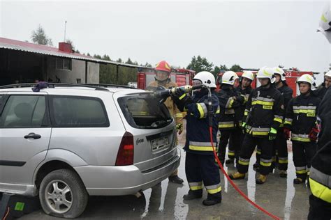 Zdjęcie przedstawiające ćwiczenia strażaków OSP w terenie, ukazujące ich profesjonalizm i zaangażowanie.