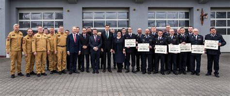 Uczestnicy uroczystości 100-lecia OSP Chrusty: politycy i samorządowcy