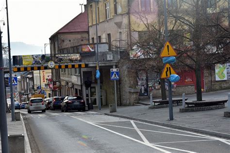 Widok na ulicę z wyraźnie oznakowanym hydrantem zewnętrznym