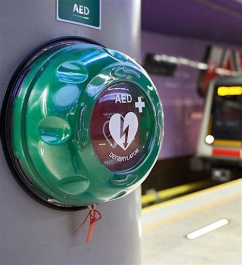 Defibrylator AED w miejscu publicznym