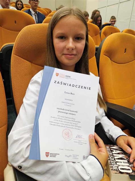 Zdjęcie uczennicy Szkoły Podstawowej OSP Bieżeń podczas występu w konkursie „Rozśpiewane Szkoły”