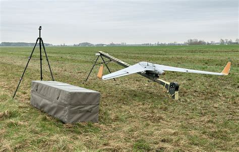 Zbliżenie na wizjer i system zapięcia ubrania gazoszczelnego.