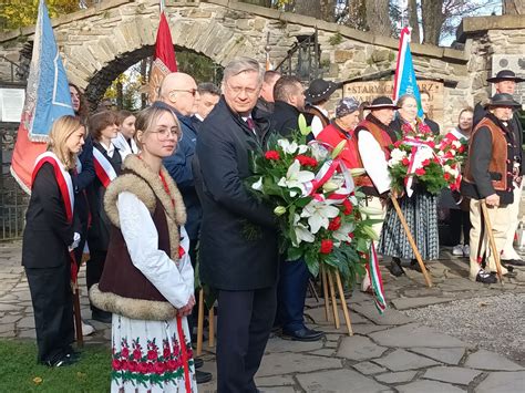 Zdjęcie z uroczystości pogrzebowych z pocztami sztandarowymi