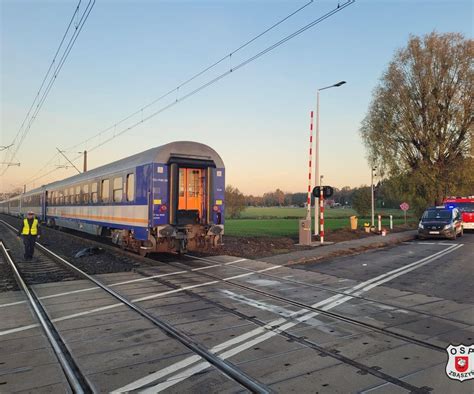 Zniszczony samochód osobowy i uszkodzone lokomotywy pociągów Intercity na przejeździe kolejowym w Błoniu