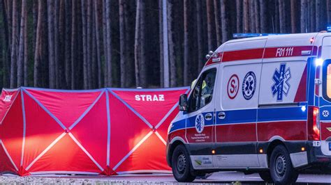 Miejsce wypadku drogowego z udziałem hulajnogi i ciężarówki, zabezpieczone przez służby ratunkowe