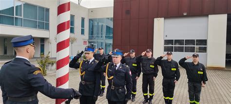 Strażacy w ubraniach koszarowych podczas szkolenia