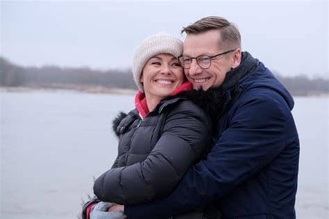 zdjęcie Piotrka z rodziną i naczelnikiem OSP, symbolizujące wdzięczność i wsparcie społeczności