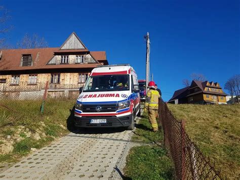 Strażacy eskortujący Frankę do szpitala