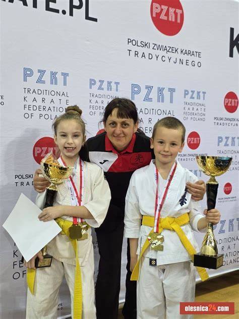 zdjęcie młodych zawodników badmintona z medalami