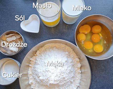 Zdjęcie przedstawiające składniki do biszkoptu: jajka, cukier, mąka, proszek do pieczenia, puder buraczany.