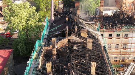 zdjęcia zniszczonego przez ogień domu w Drzewcach Kolonii, widoczny spalony drewniany budynek i stojący murowany komin