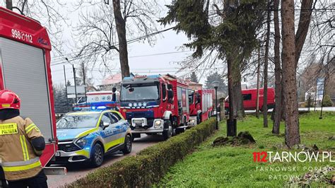Photo of burnt cars after a fire, z dymem i światłami służb ratunkowych w tle (Oborniki Śląskie)