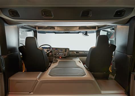 Wnętrze kabiny załogowej Scania CrewCab w wozie strażackim