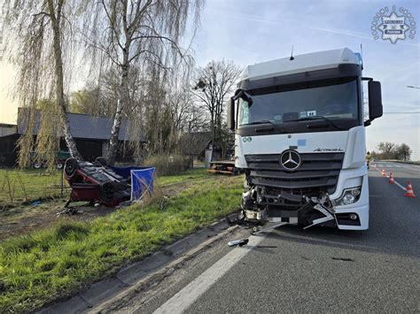 Zdjęcie z miejsca wypadku drogowego z udziałem ciężarówek