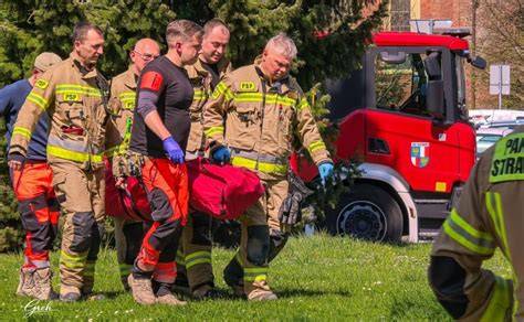 Strażacy OSP Lubawa na interwencji przy wywróconej ozdobie wielkanocnej