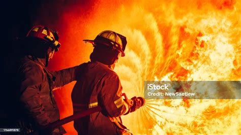 Strażacy OSP w akcji ratowniczej, gaszenie pożaru lub usuwanie skutków wypadku.