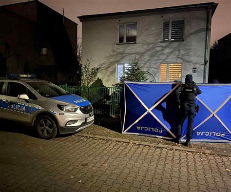 Zasłonięty samochód policyjny na miejscu zbrodni
