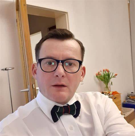Zniszczone i spalone pawilony ośrodka wypoczynkowego, widoczne ślady dewastacji