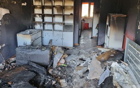Zdjęcie przedstawiające sadzę i toksyczne pozostałości po pożarze na powierzchniach