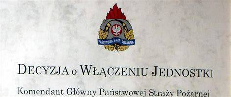 Uroczystość wręczenia decyzji o włączeniu OSP Grabówka do KSRG, oficjele i strażacy