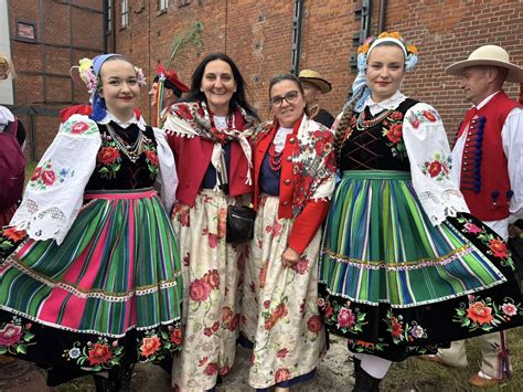 Zdjęcie zespołu folklorystycznego „Senior Kujawy” w strojach ludowych
