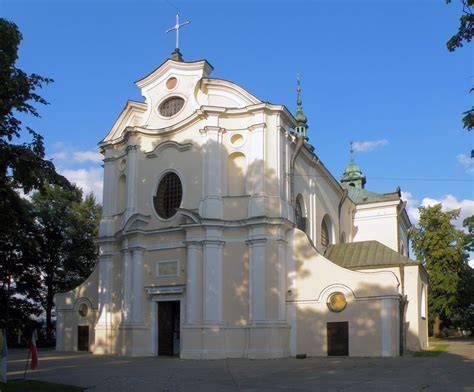 Widok na potężną bryłę kościoła św. Wita w Karczewie
