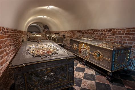 fragment_murów_romańskiej_katedry_w_podziemiach