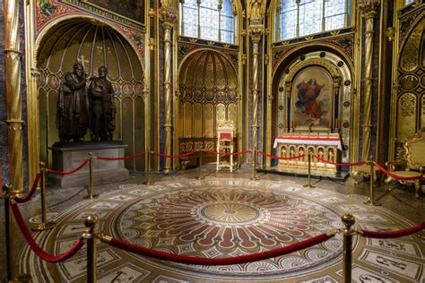 wnętrze_złotej_kaplicy_z_grobowcami_królewskimi