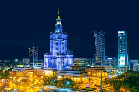 Zdjęcie płonącego pałacu w Pępowie nocą