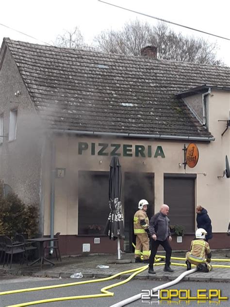 Zdjęcie spalonego lokalu gastronomicznego „O Kurczaki!” w Pruszkowie, z informacją o wsparciu