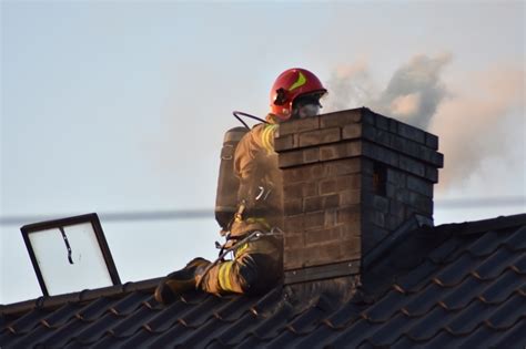 Zdjęcie przedstawiające kominiarza wykonującego przegląd przewodu kominowego