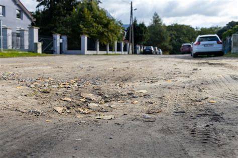Zniszczona droga w Centralii, USA, z widocznymi pęknięciami i dymem