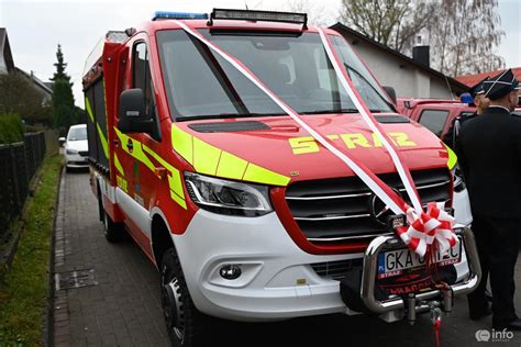 Zdjęcie przedstawiające nowy samochód OSP Nieboczowy Mercedes-Benz Sprinter podczas uroczystego przekazania
