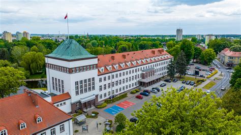 Zdjęcie przedstawiające Urząd Skarbowy w Nakle nad Notecią po pożarze lub pracę strażaków