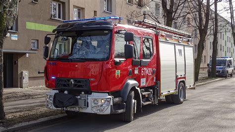 policjanci na miejscu zdarzenia przy zniszczonym budynku gospodarczym
