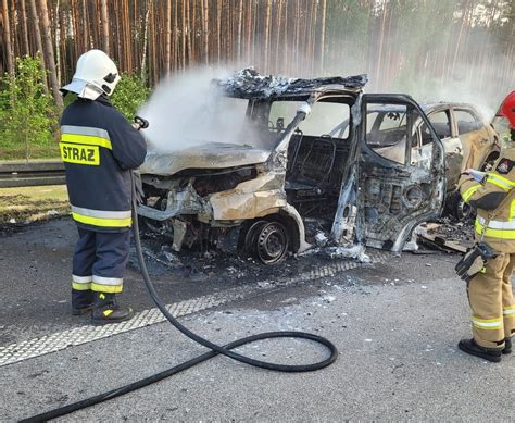 Fotografia przedstawiająca strażaków w akcji gaśniczej lub karetkę pogotowia na miejscu zdarzenia