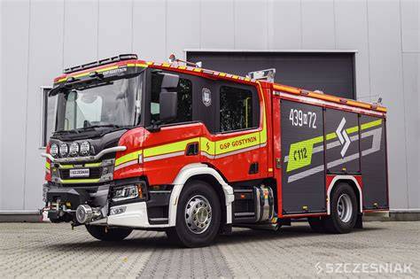Nowoczesny wóz gaśniczy Iveco OSP Sadki przed zmodernizowaną remizą