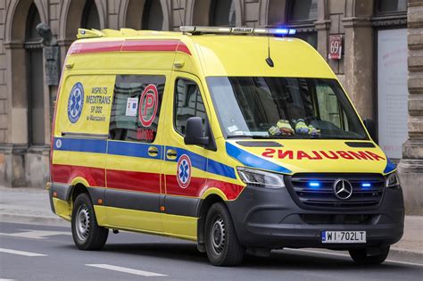 Zniszczona przez ogień karetka pogotowia na parkingu szpitalnym